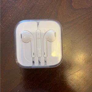 Apple White Earbud Headphones With Wire Plug